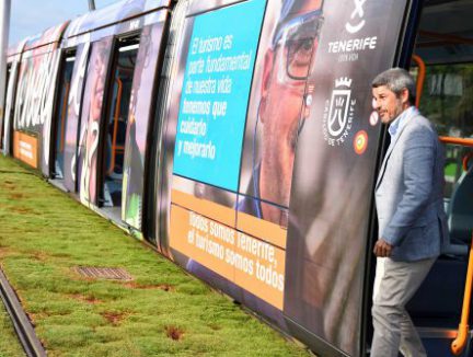 La campaña de sensibilización con el turismo #YosoyTenerife circula ya en el tranvía de Tenerife
